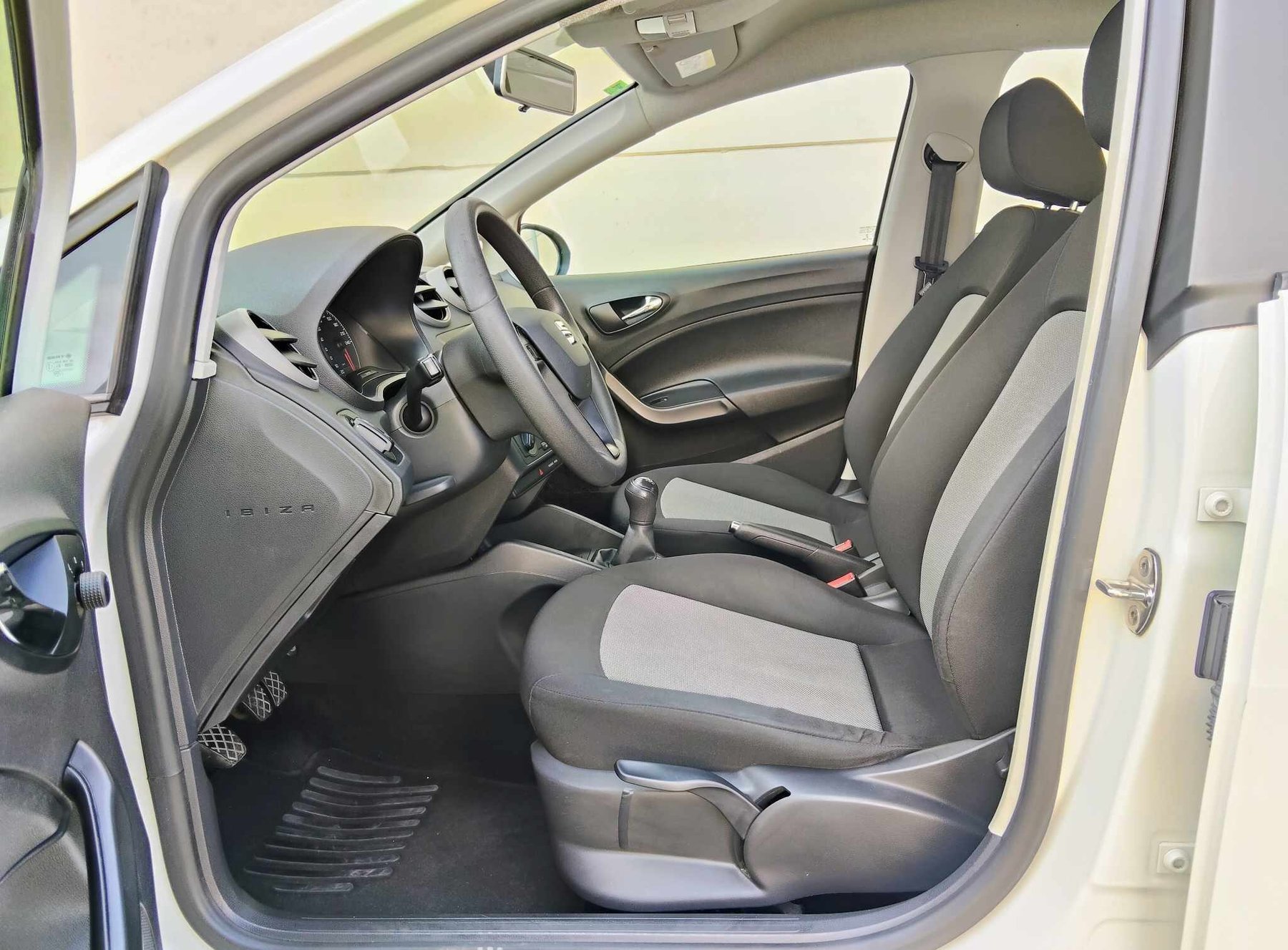 SEAT IBIZA 1.4 TDI 90 cv  5 puertas.